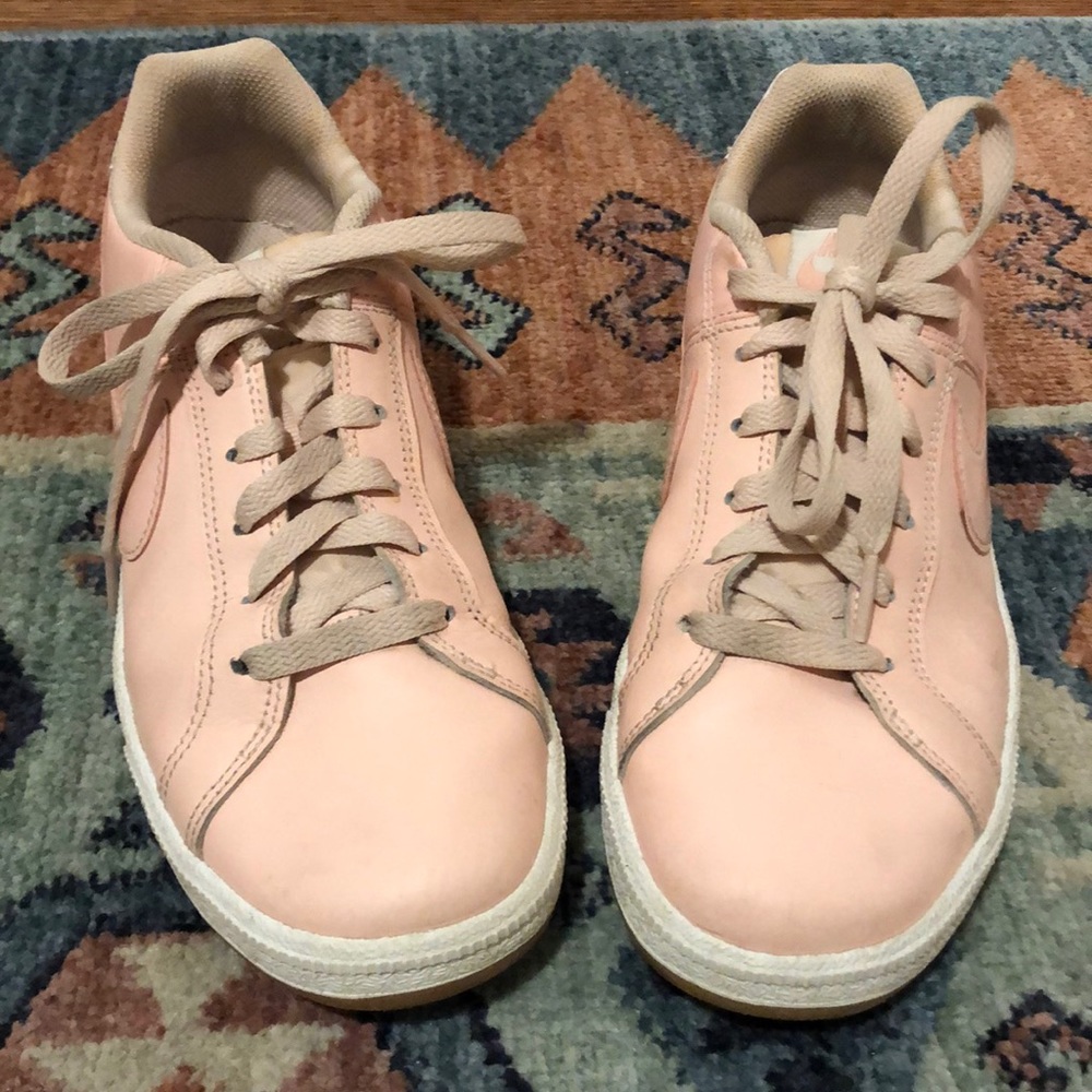 Nike tennis classic women’s round toe sneaker